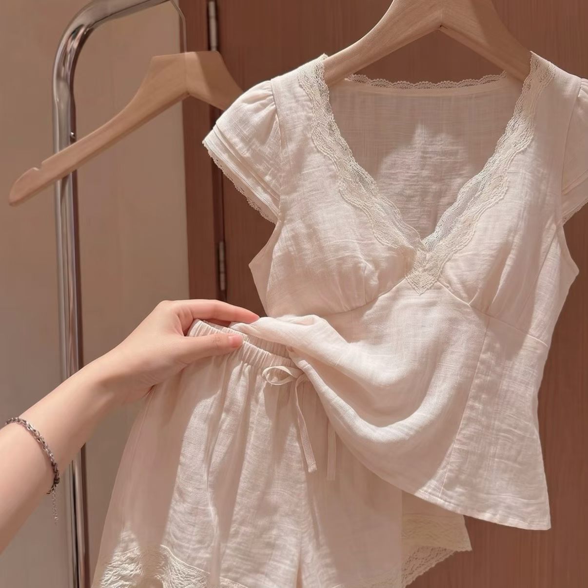 法式带胸垫蕾丝花边v领短袖睡衣女款夏季短裤家居服外穿 到手价¥29.90